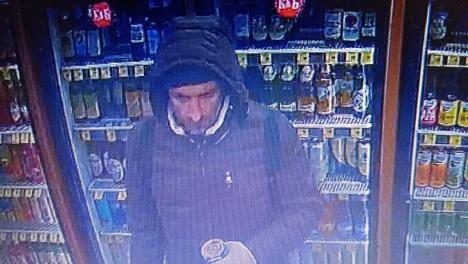 В Омске разыскивают двух мужчин, укравших алкоголь и биодобавки из магазинов