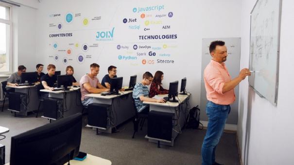 Омичи массово переучиваются на ИТ-специальности: кто берет на работу бывших менеджеров и продавцов