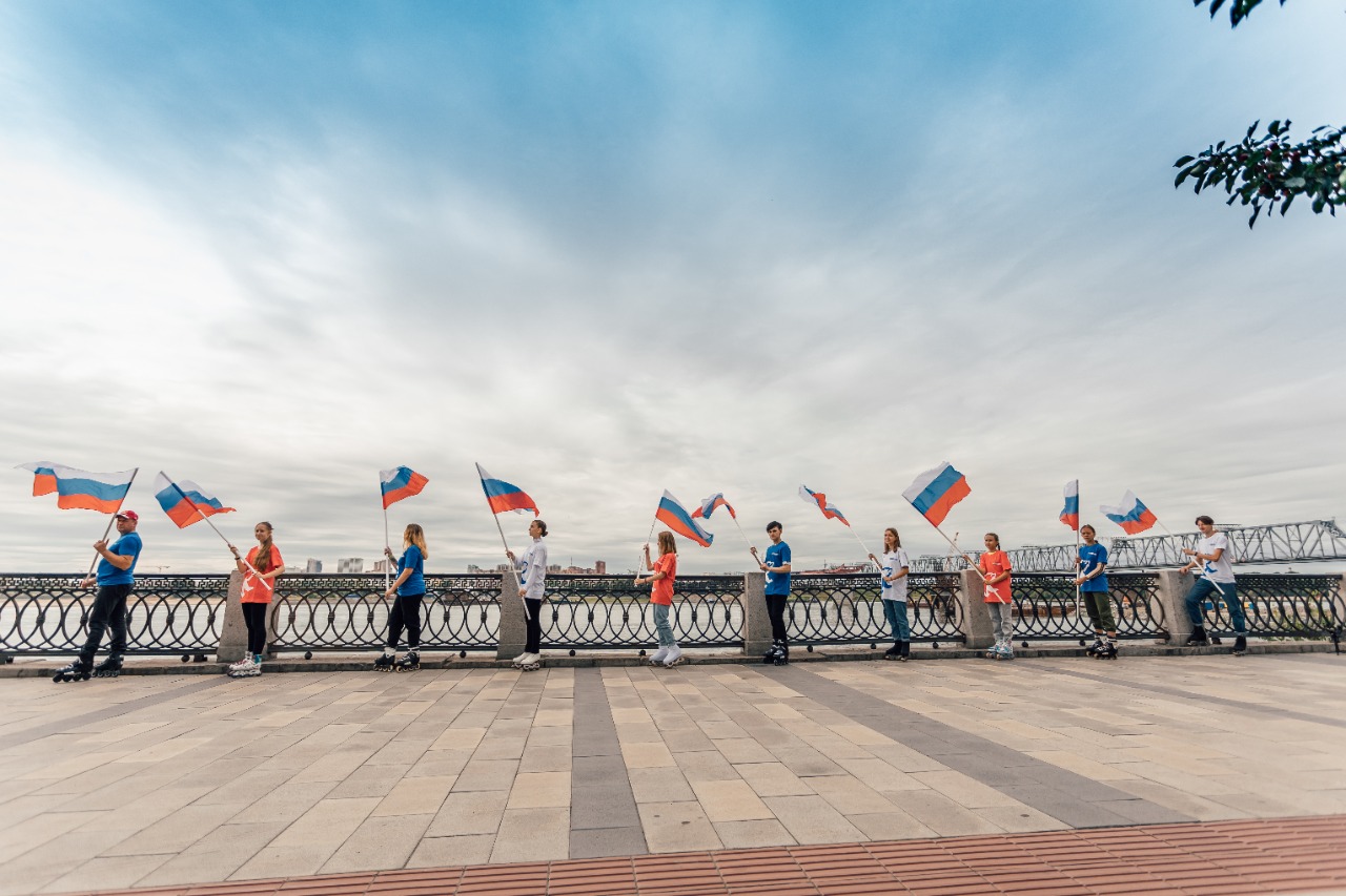 Новосибирск проходящие. Флаг России марафон. День флага марафон. Марафон флажки. Флаг Бердска.