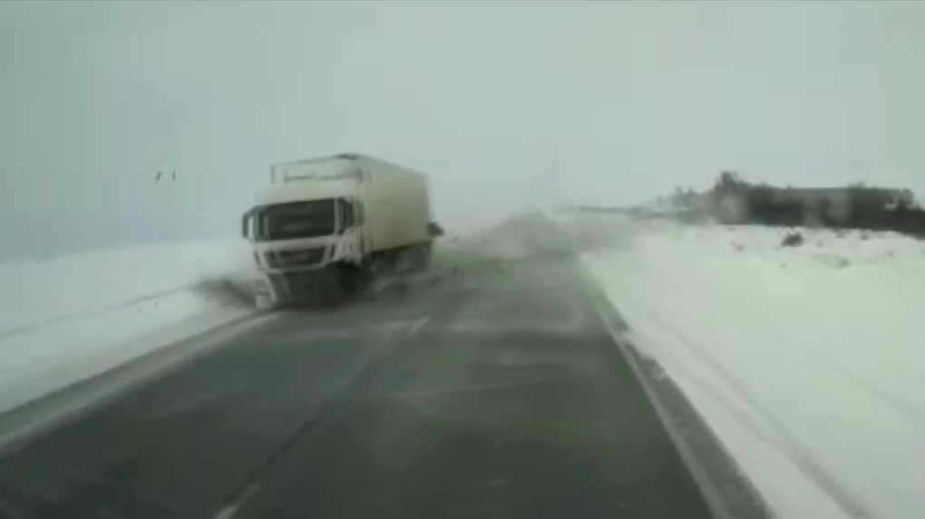 Водитель на Renault не справился с обгоном и врезался «лоб в лоб» с грузовиком на трассе Тюмень – Омск