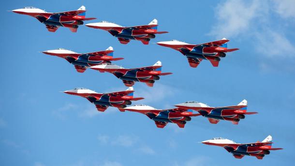 «Русские витязи» и «Стрижи» в небе над Новосибирском: полная программа авиашоу