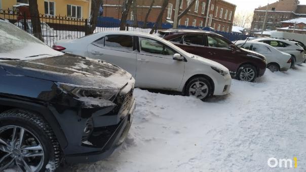 Годовалая девочка застряла в заблокированной машине в Новосибирске