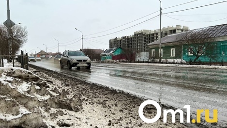 Во время гололёда на омские дороги высыпали ещё 1 300 тонн реагентов