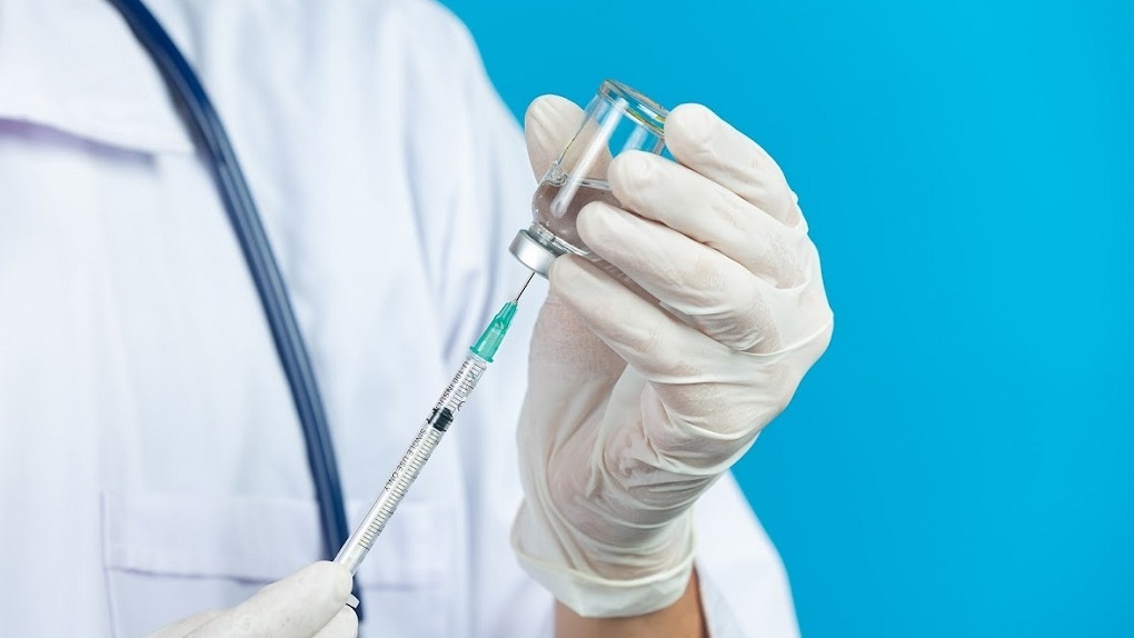 «Это не вакцина!» Профессор центра Гамалеи рекомендовал не прививаться новосибирской «ЭпиВакКороной»