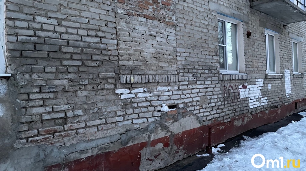 В Омске жители Нефтяников пожаловались на огромную трещину в стене ещё одного дома