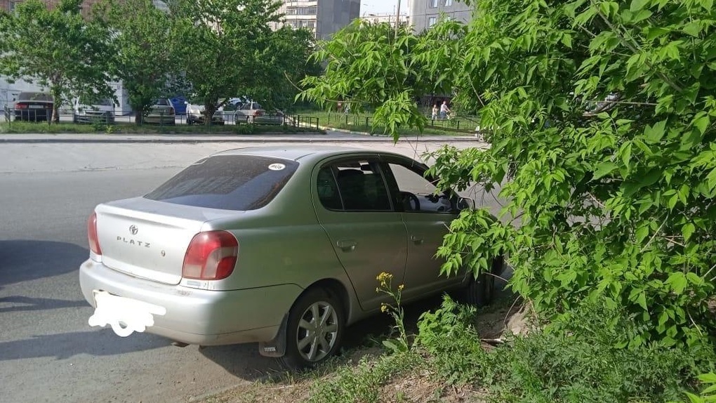 Toyota Platz сбила 11-летнего мальчика на самокате в Новосибирске. ФОТО