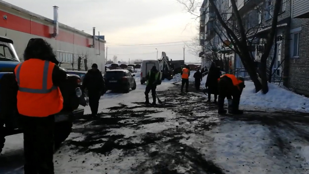 Травят по-черному: в Новосибирской области дорожники посыпают улицы загадочной грязью