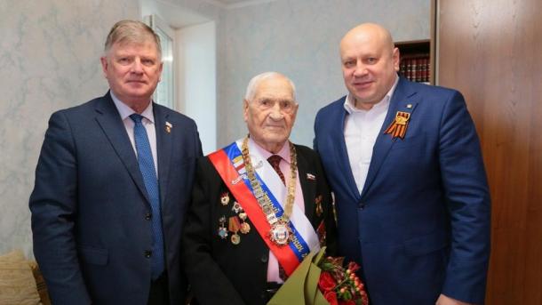 Мэр Омска вручил награды участнику Великой Отечественной войны Дмитрию Мелехину