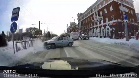 Из-за гололеда на дороге в Омске машину развернуло и откинуло на забор