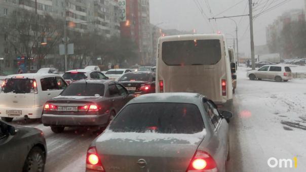 Из-за омских ям на трассе возникла гигантская пробка