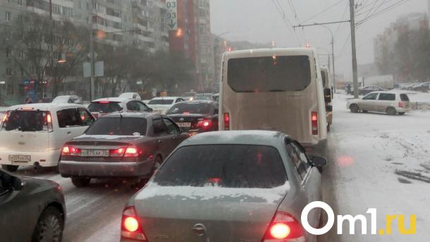 Из-за омских ям на трассе возникла гигантская пробка