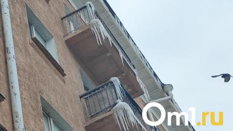 В Омске начнут тщательнее контролировать уборку сосулек с крыш