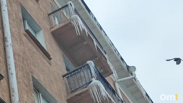 В Омске начнут тщательнее контролировать уборку сосулек с крыш