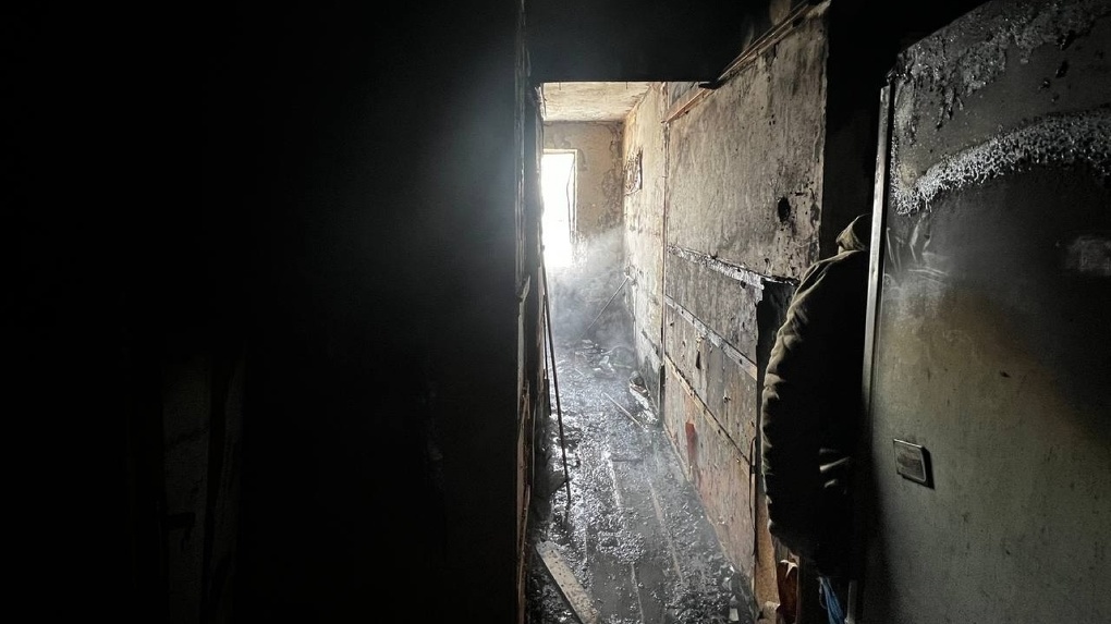 Работница Омскгоргаз не обесточила плиту: СК опубликовал подробности по сгоревшей в Нефтяниках квартире