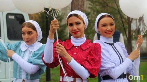 Балалайка бьёт рекорды: новосибирцы массово увлеклись фольклором
