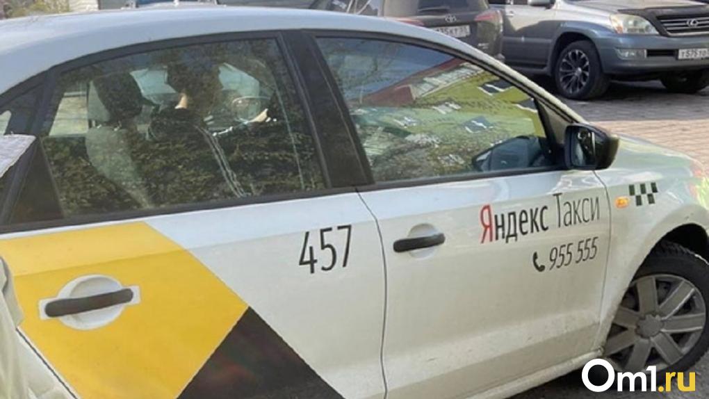 В Омске водитель такси лишился денег во время ожидания клиента