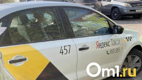 В Омске водитель такси лишился денег во время ожидания клиента
