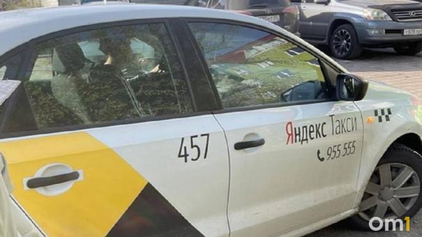 В Омске водитель такси лишился денег во время ожидания клиента