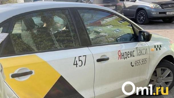 В Омске водитель такси лишился денег во время ожидания клиента