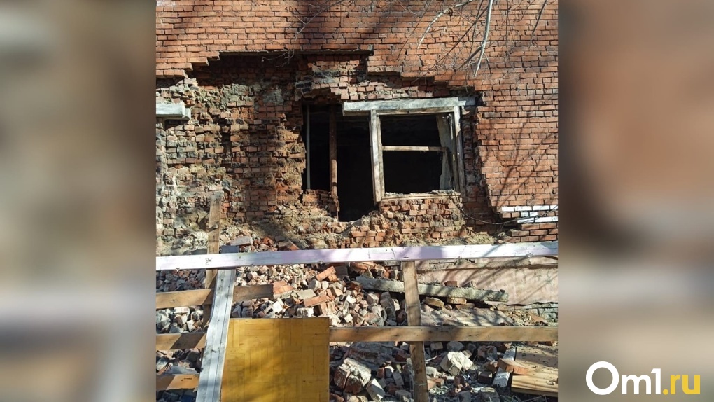 Год без ремонта. Жители омского общежития живут с обрушивающимися стенами и сквозными дырами