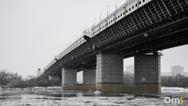 В Омске обновят ограждения на метромосту за 13,7 миллиона рублей