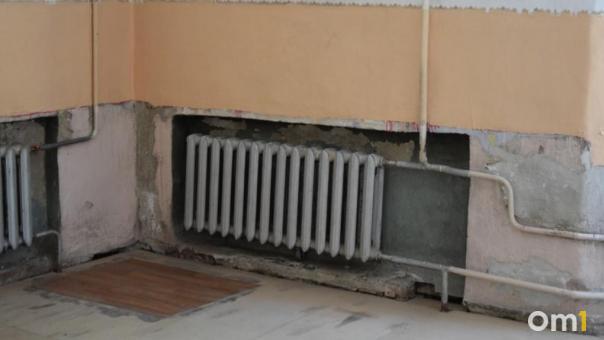 В центре Омска кипятком топит трёхэтажку из-за порыва трубы