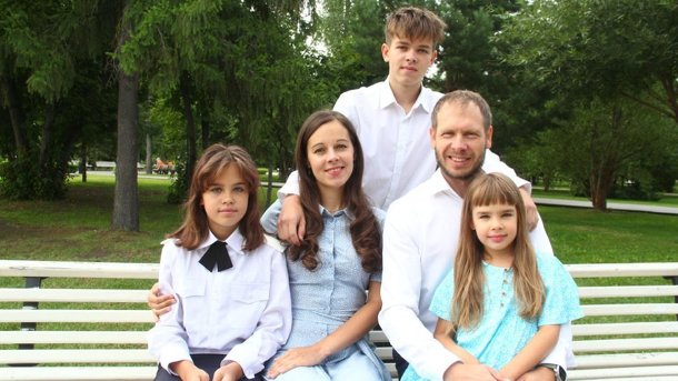 На омских улицах появились баннеры с выдающимися отцами
