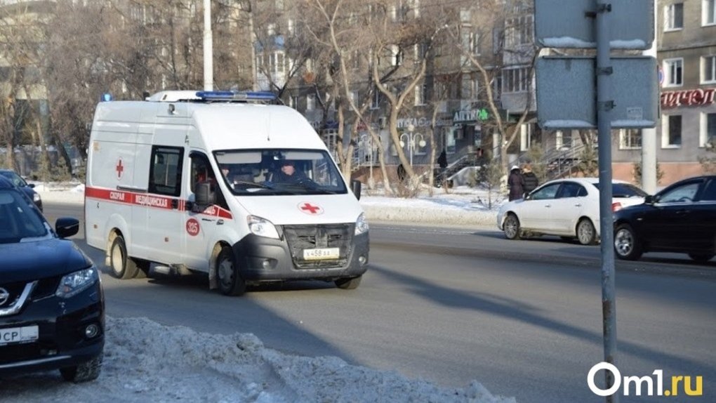 В Новосибирске водитель Infiniti не уступил дорогу «скорой» с пострадавшими в ДТП