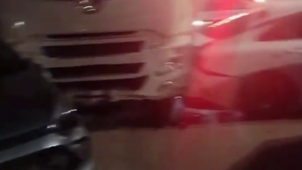 Тягач снёс пять автомобилей у аэропорта Толмачёво