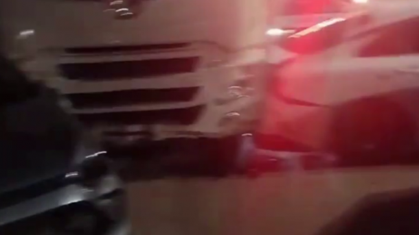 Тягач снёс пять автомобилей у аэропорта Толмачёво