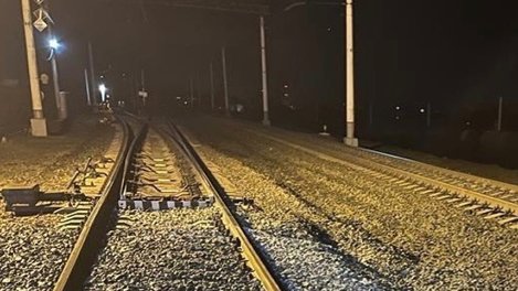 В Омске грузовой поезд врезался в дорожную технику