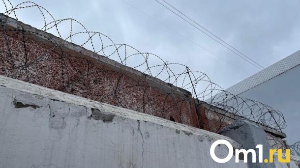 Пьяный омский военнослужащий устроил стрельбу в подъезде из-за матери