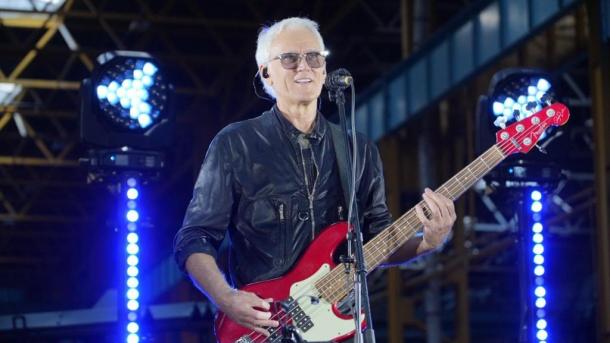 Рок-певец Александр Маршал выступил в цеху омского завода машиностроения