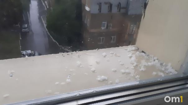 Крупный град и дождь обрушились на Новосибирск. ВИДЕО