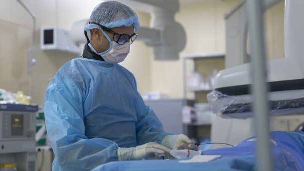 Спасли 2-летнюю девочку: хирурги клиники Мешалкина в Новосибирске раскрыли левую лёгочную артерию ребёнку