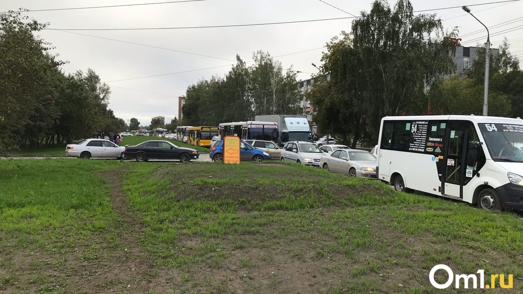 «Это катастрофа!» Левобережье Новосибирска сковали дикие пробки