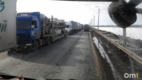 Под Омском из-за непогоды «встала» трасса на Тюкалинск