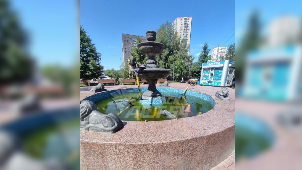 Неизвестные закинули электросамокаты в новосибирский фонтан