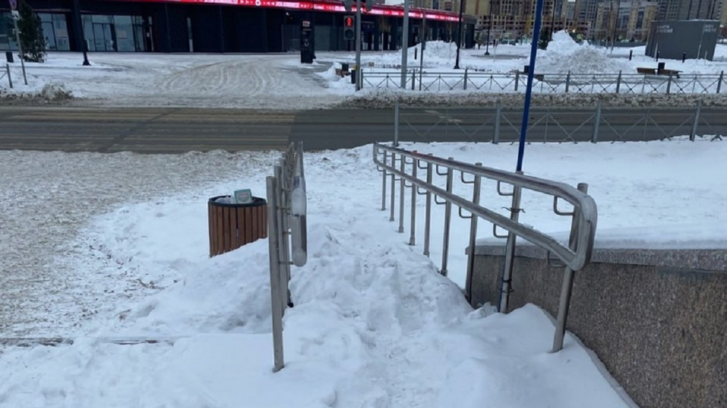 Омская мэрия отреагировала на ситуацию с не очищенными от снега пандусами около «G-Drive Aрены»