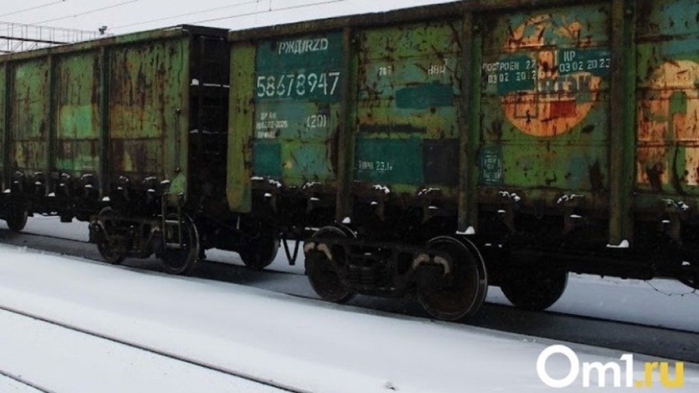 В Омске водитель-шумахер чуть не попал под поезд