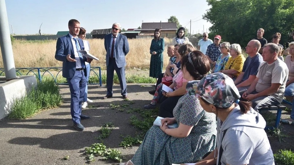 «До осени у людей должна быть крыша над головой»: Олег Заремба встретился с погорельцами Новоалександровки