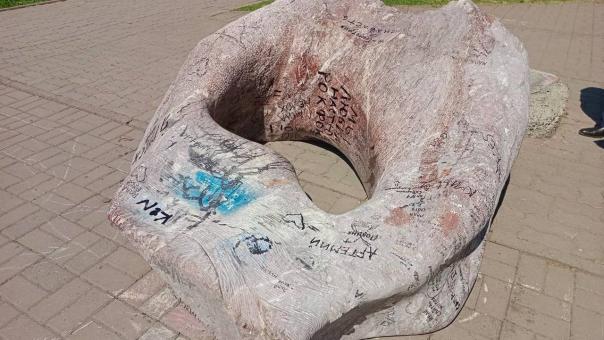 В Новосибирске скульптуру в форме сердца вернут на прежнее место после реконструкции Первомайского сквера