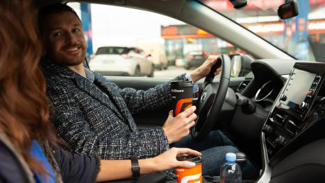 Кофе сэкономит деньги. На АЗС «Газпромнефть» можно заправиться со скидкой 2 рубля с каждого литра*