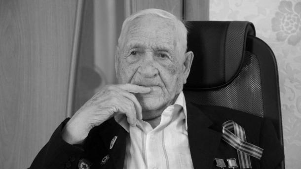 Мэр Омска Шелест пришёл проводить в последний путь ветерана Дмитрия Мелехина