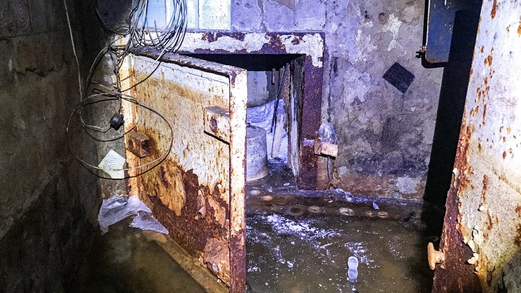 Вода по щиколотку, ржавчина на стенах: омич поделился кадрами заброшенного бомбоубежища в Омске