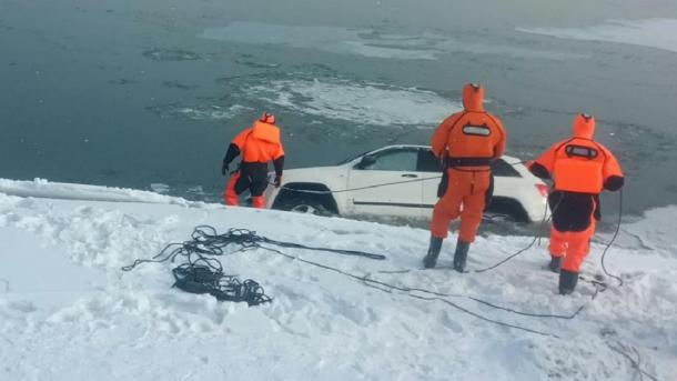 Автомобиль провалился под лёд Оби в Новосибирске