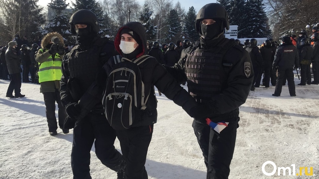Хаос протестующих и полно силовиков: репортаж со второго стихийного митинга за Навального в Новосибирске