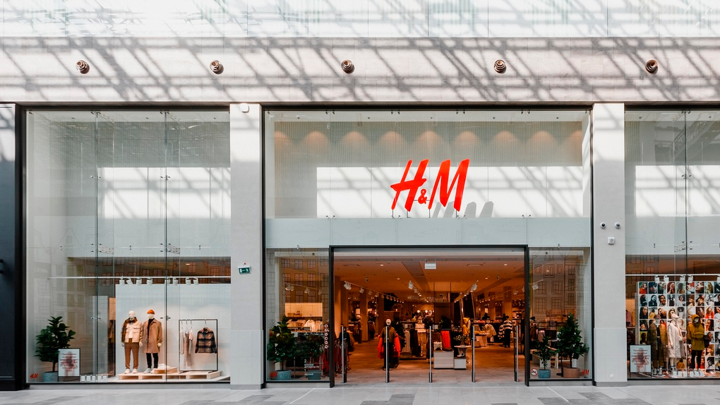 Покупатели остались без одежды: магазин H&M не начал работу с 1 августа