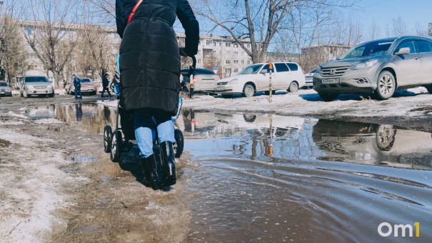 В Новосибирске ребёнок по пояс провалился в яму с водой