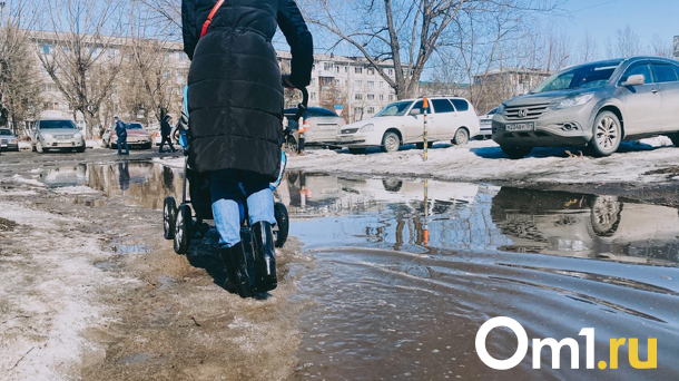 В Новосибирске ребёнок по пояс провалился в яму с водой